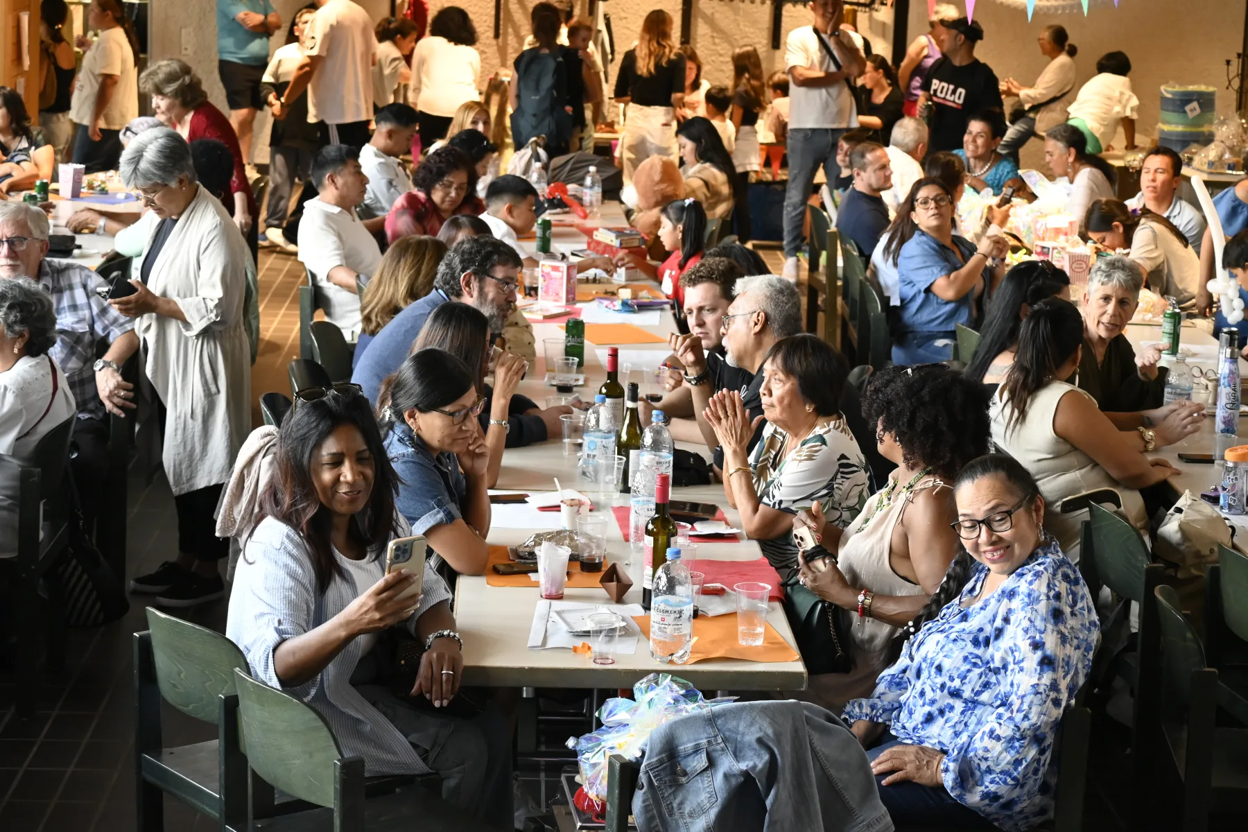 Familias compartiendo la comida de la Fiesta de los Niños