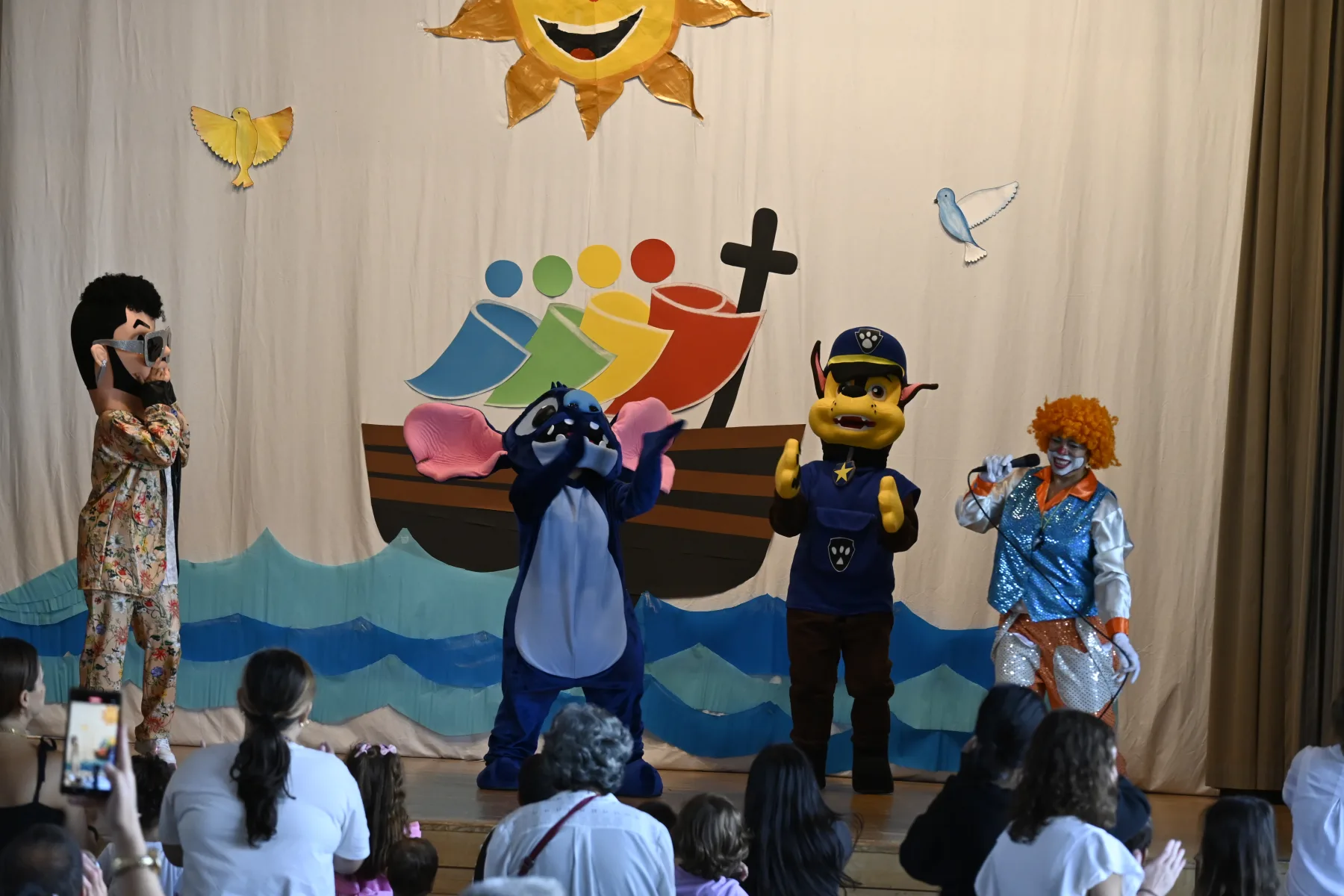 Espectáculo de música y personajes en el escenario
